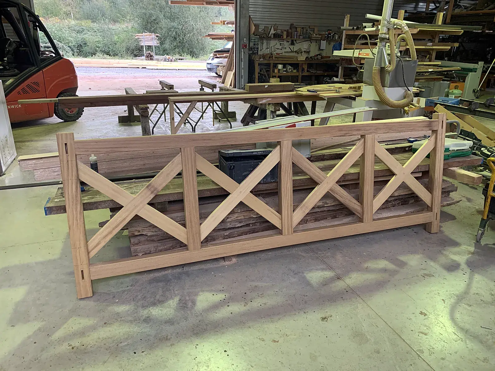 Balustrade en bois massif à croix de Saint-André fabriquée dans l'atelier de menuiserie