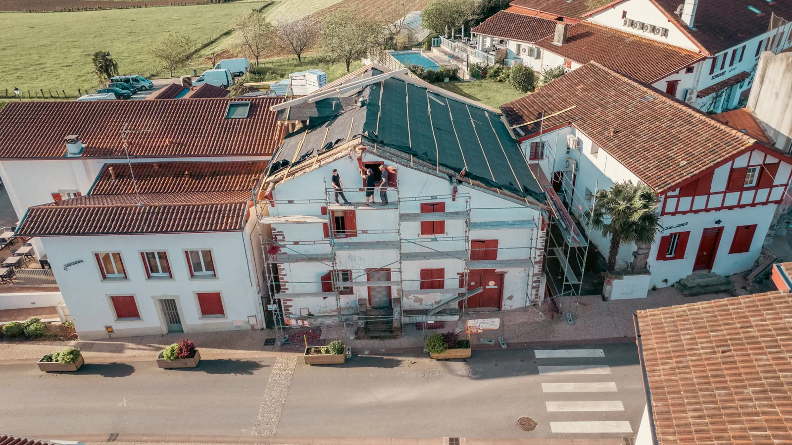 Réfection de la toiture d'une maison basque, écran sous toiture posé avant les tuiles